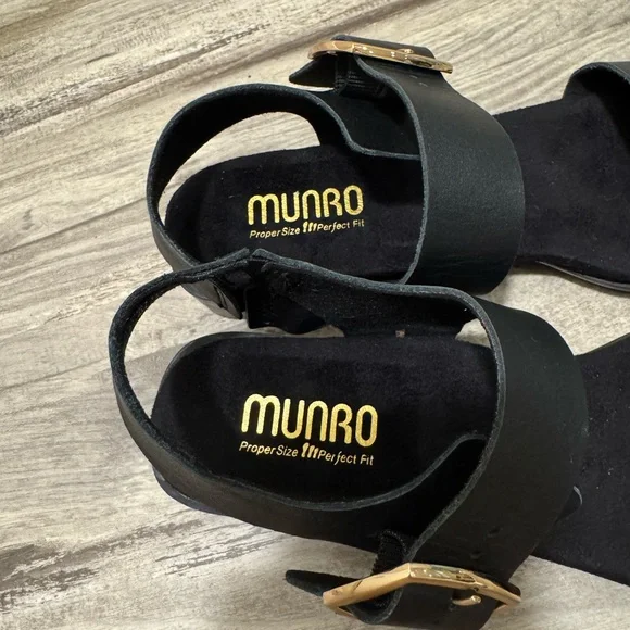 NWOT Munro Black Sandals with Gold Buckle - Picture 3 of 6